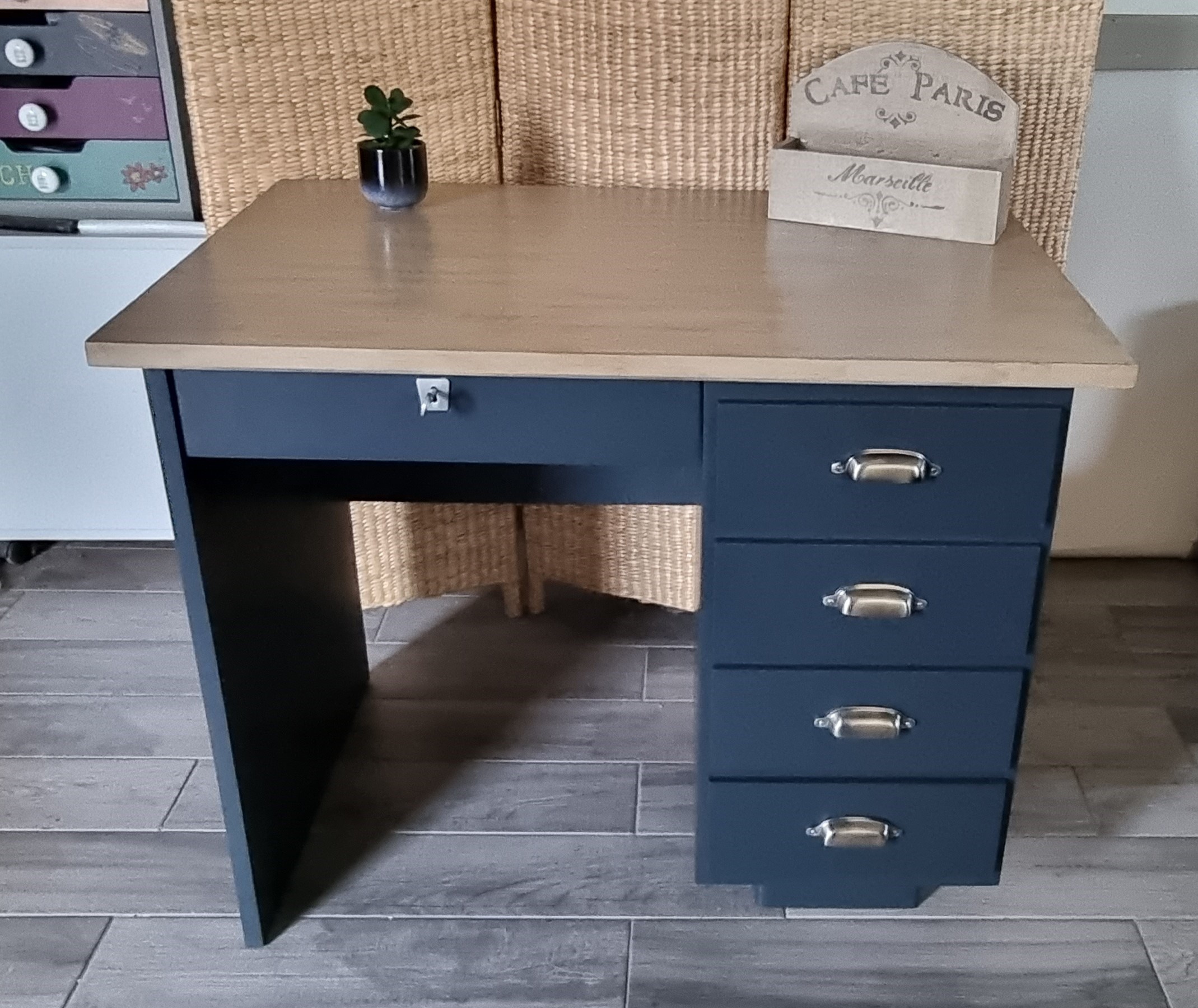 Bureau vintage relooké en bleu